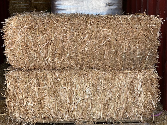 Straw in double compressed small bales for bedding