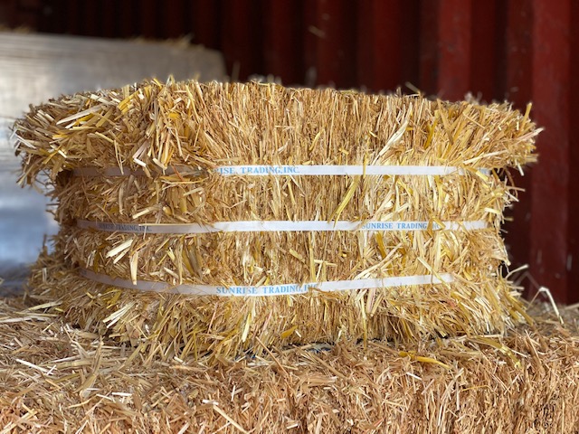 Straw in double compressed small bales for bedding